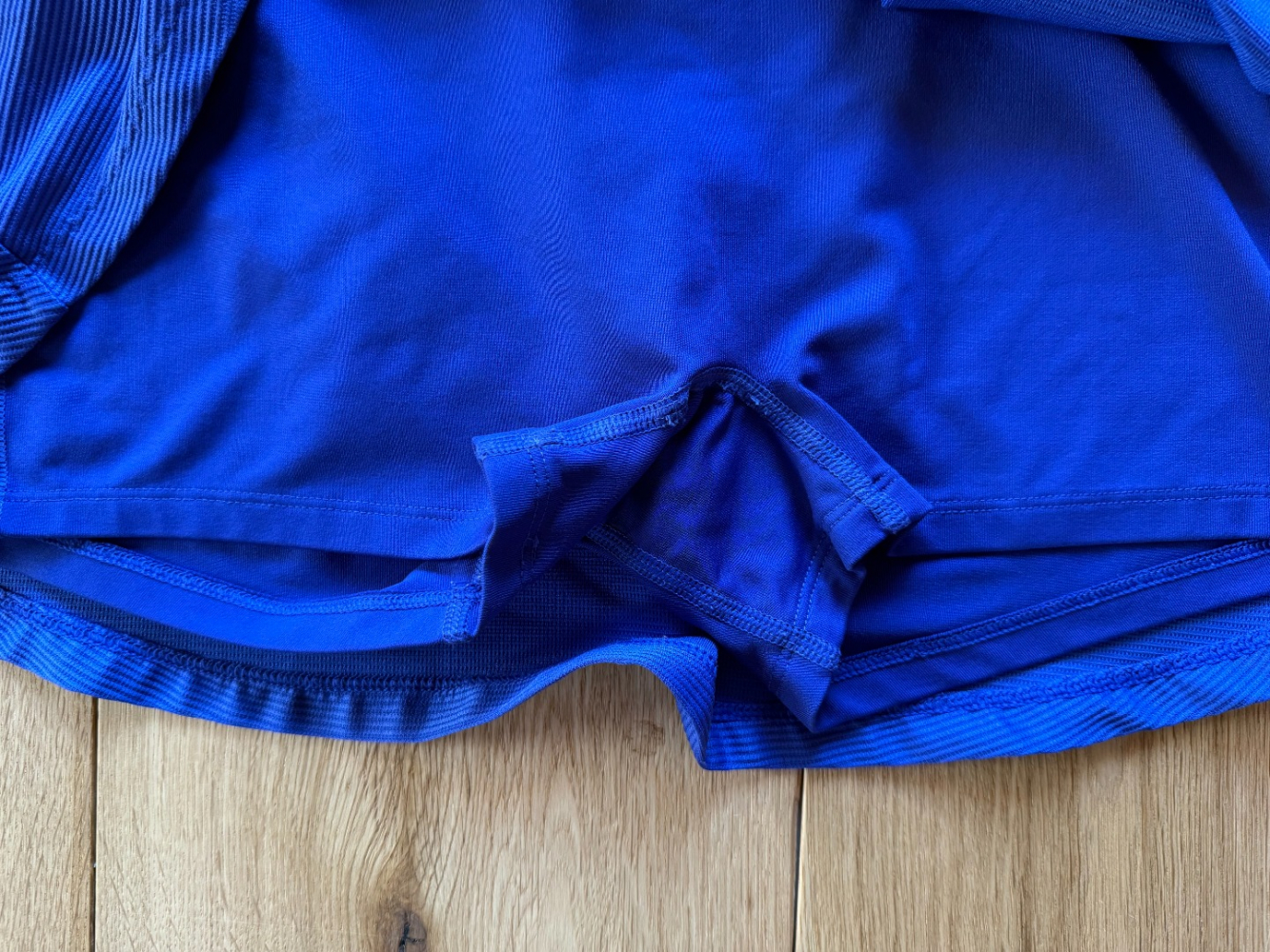 Nike Adorable petite jupe de tennis Nike, avec un short en dessous ! L