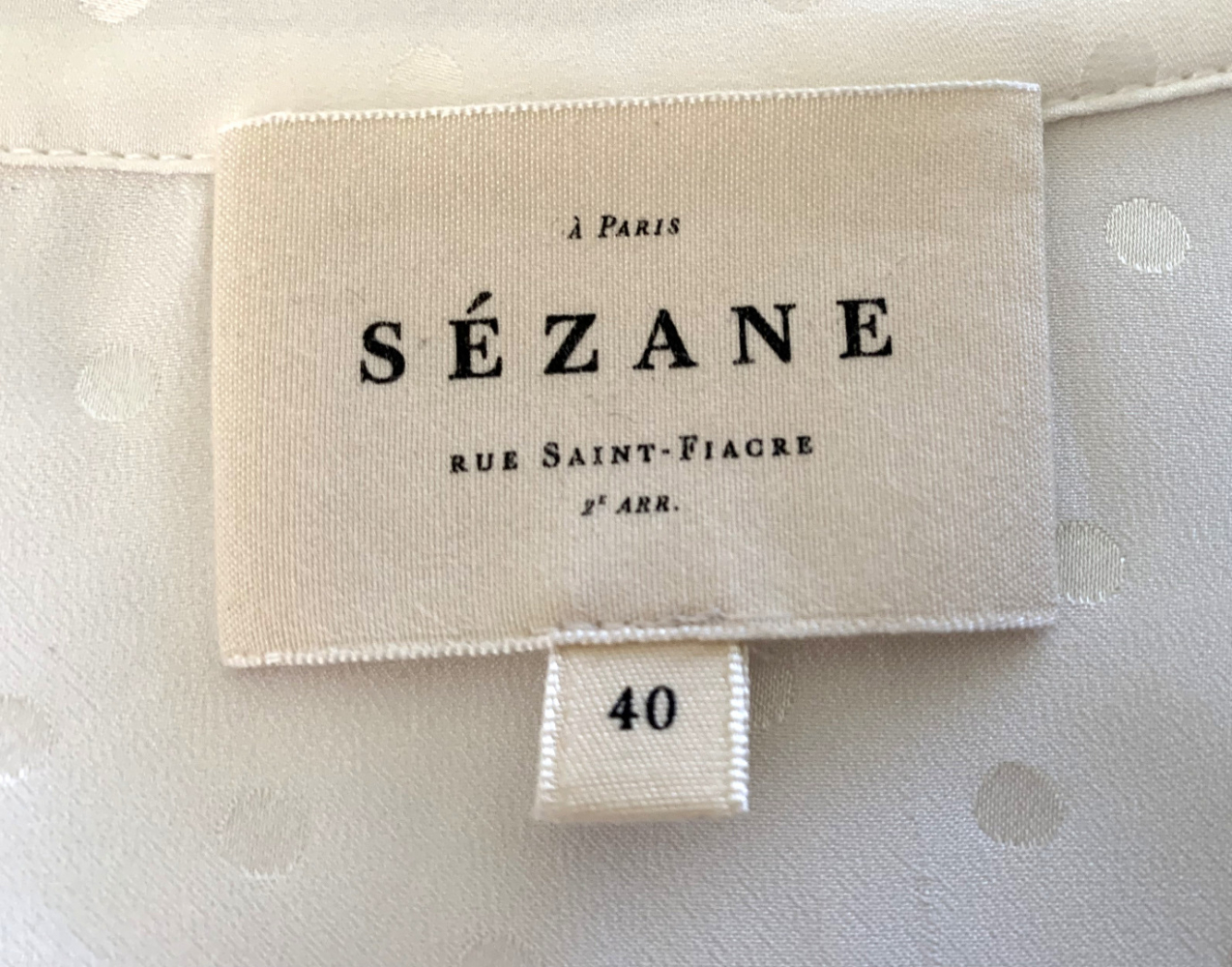 Sézane Klassische Seiden-Bluse mit kleinen Tupfen Ecru, neuwertig