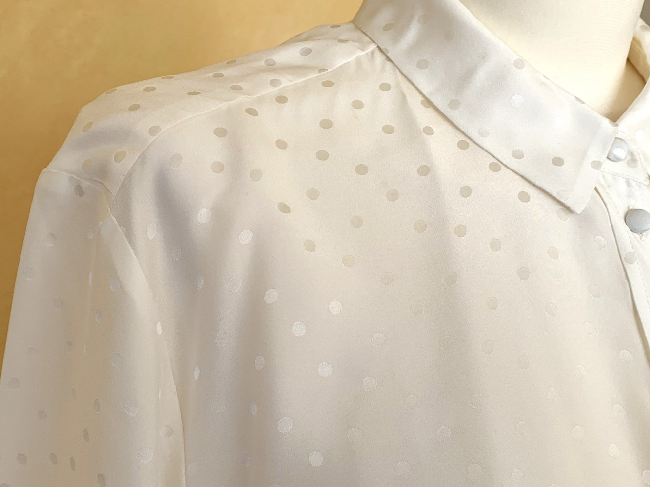 Sézane Klassische Seiden-Bluse mit kleinen Tupfen Ecru, neuwertig