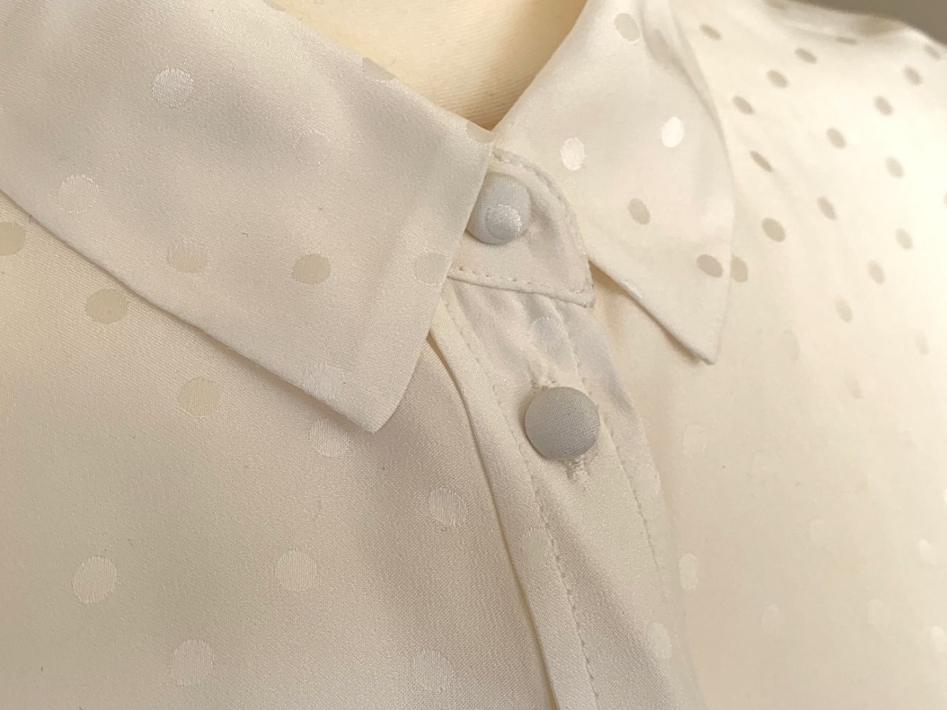 Sézane Klassische Seiden-Bluse mit kleinen Tupfen Ecru, neuwertig