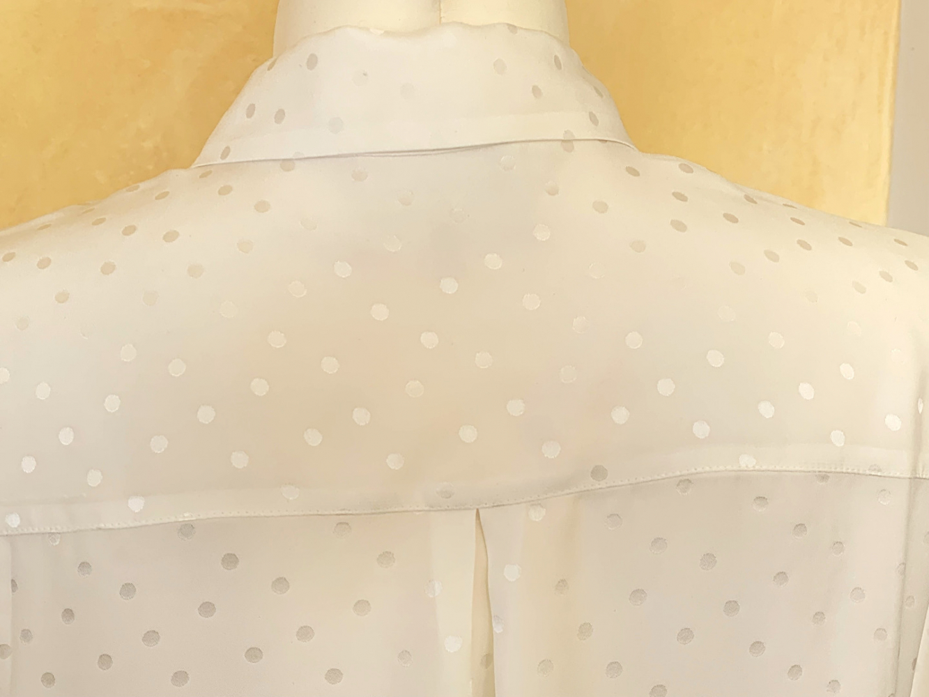 Sézane Klassische Seiden-Bluse mit kleinen Tupfen Ecru, neuwertig