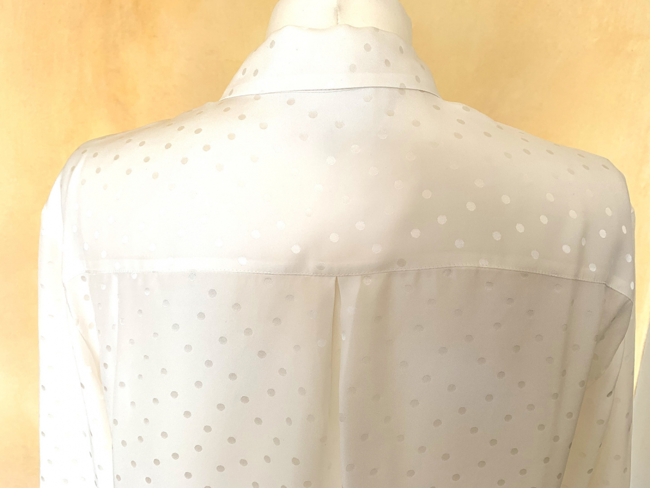 Sézane Klassische Seiden-Bluse mit kleinen Tupfen Ecru, neuwertig