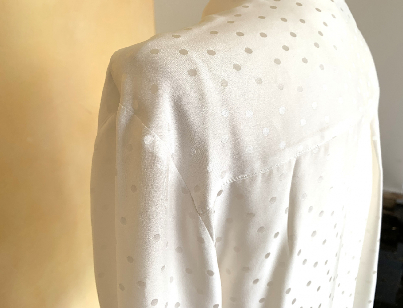 Sézane Klassische Seiden-Bluse mit kleinen Tupfen Ecru, neuwertig