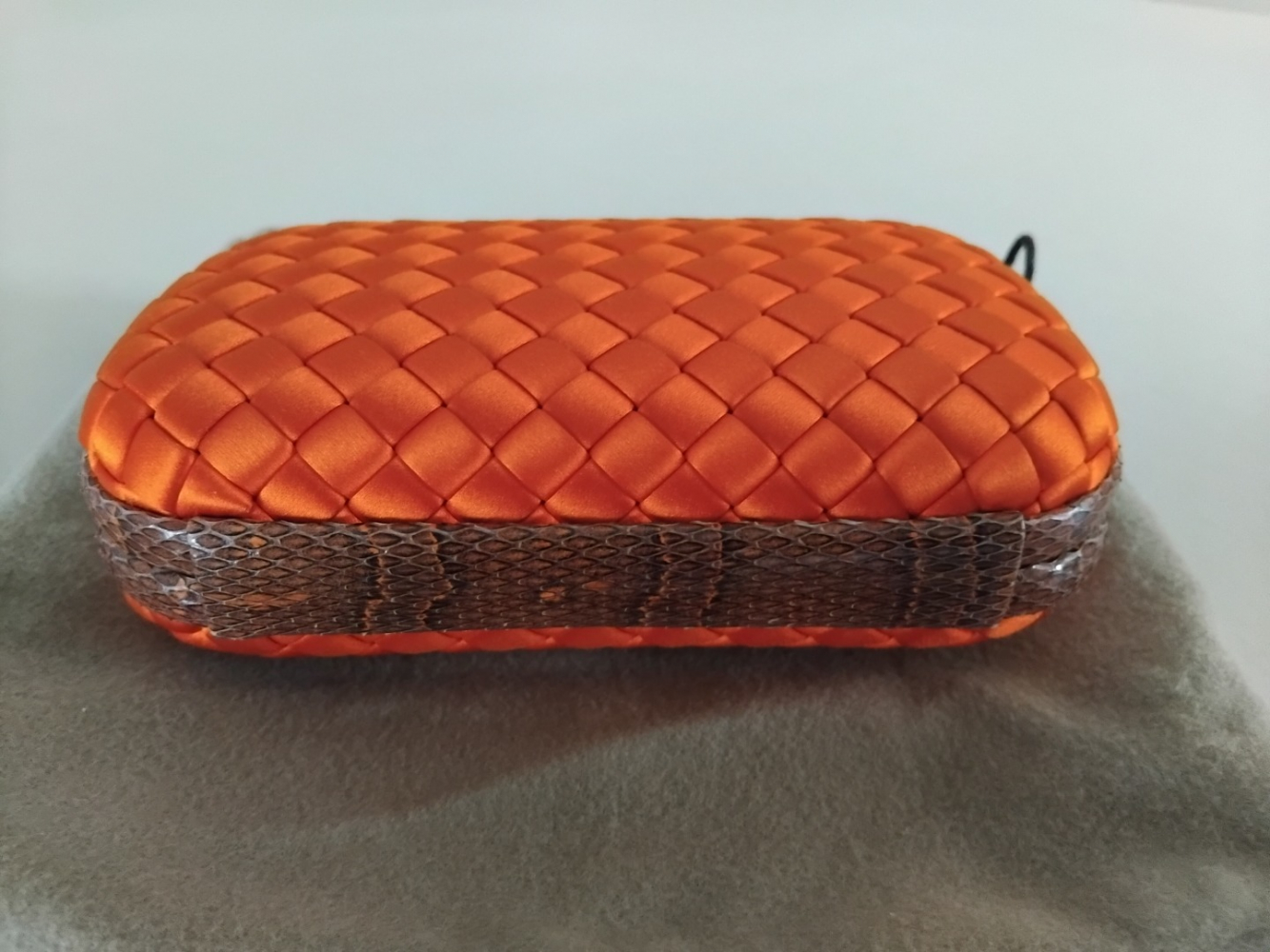 Bottega Veneta Knot Clutch en soie orange et profils  en serpent' d'eau