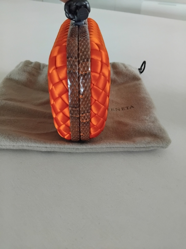 Bottega Veneta Knot Clutch en soie orange et profils  en serpent' d'eau