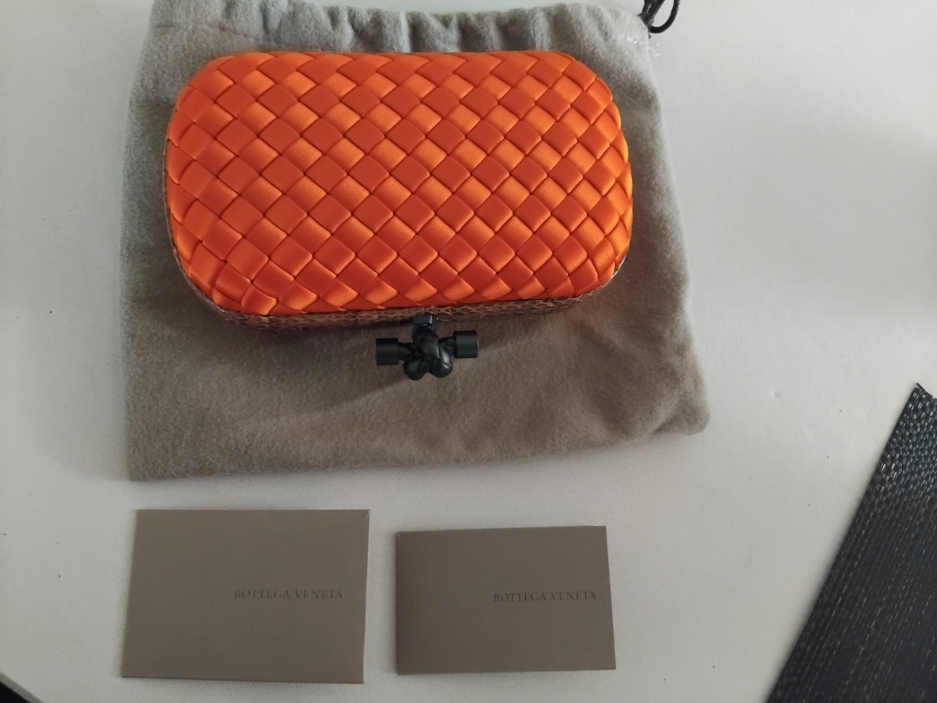 Bottega Veneta Knot Clutch en soie orange et profils  en serpent' d'eau