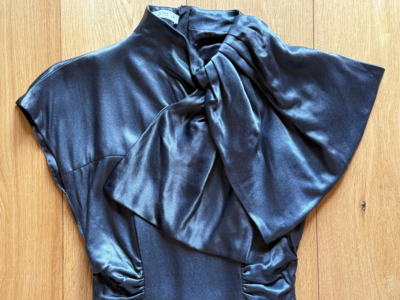 Prada Wunderschönes Kleid mit Umlegekragen aus Satin