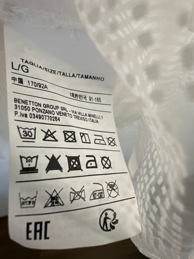 Sisley White blouse with ribbon on top