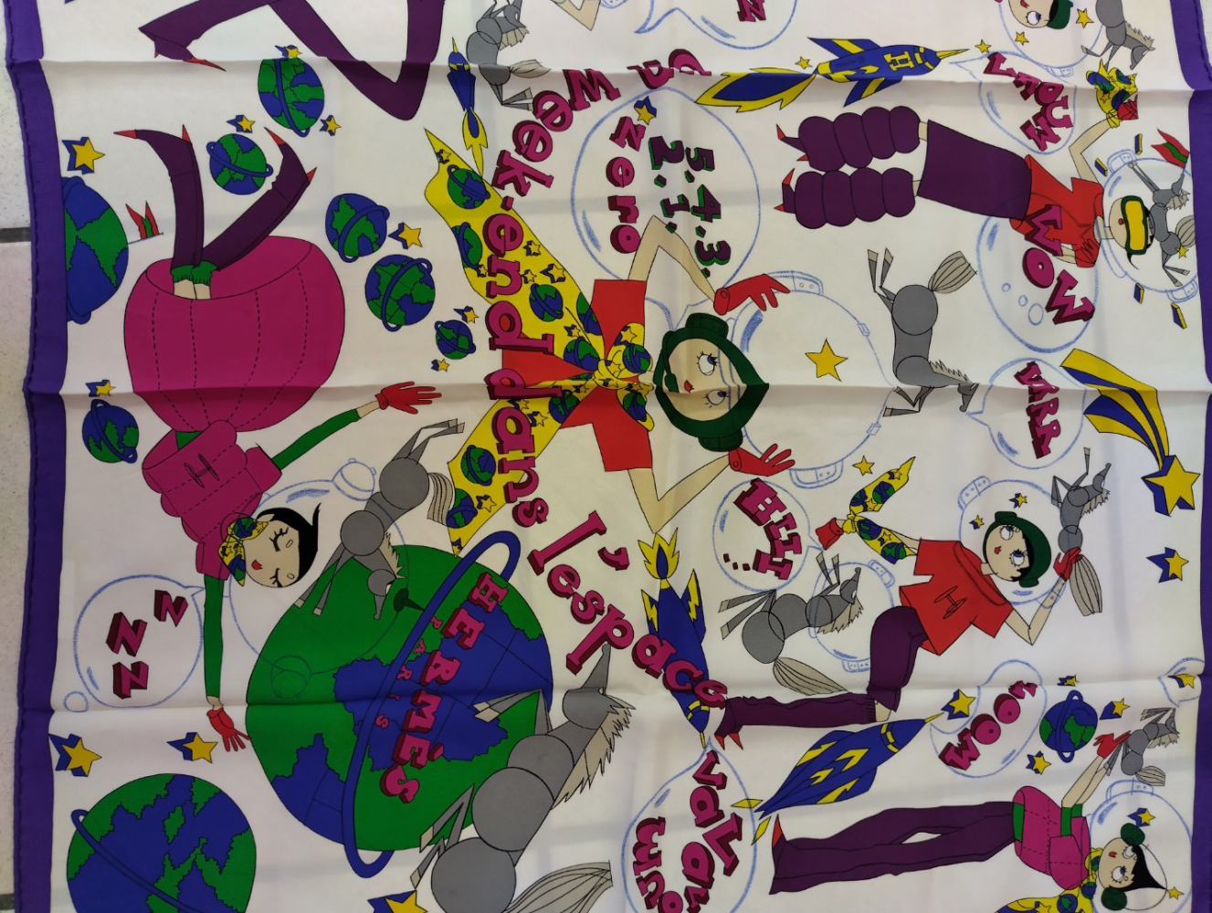 Hermès Weekend square in space