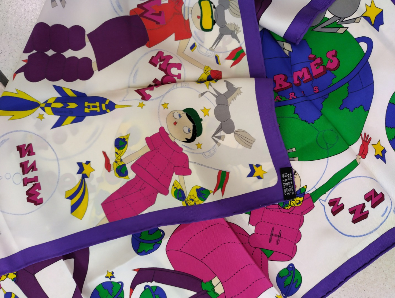 Hermès Weekend square in space