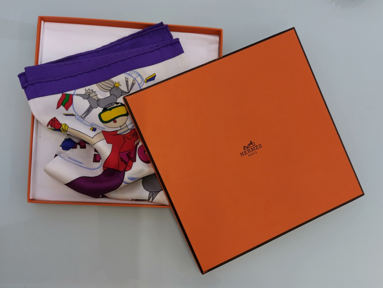 Hermès Weekend square in space