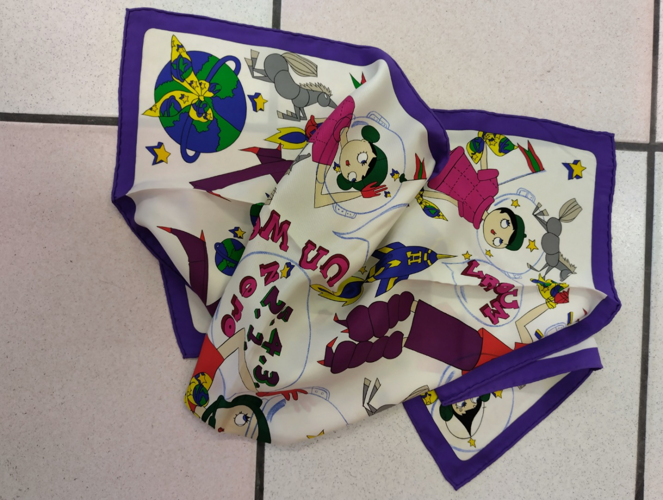 Hermès Weekend square in space