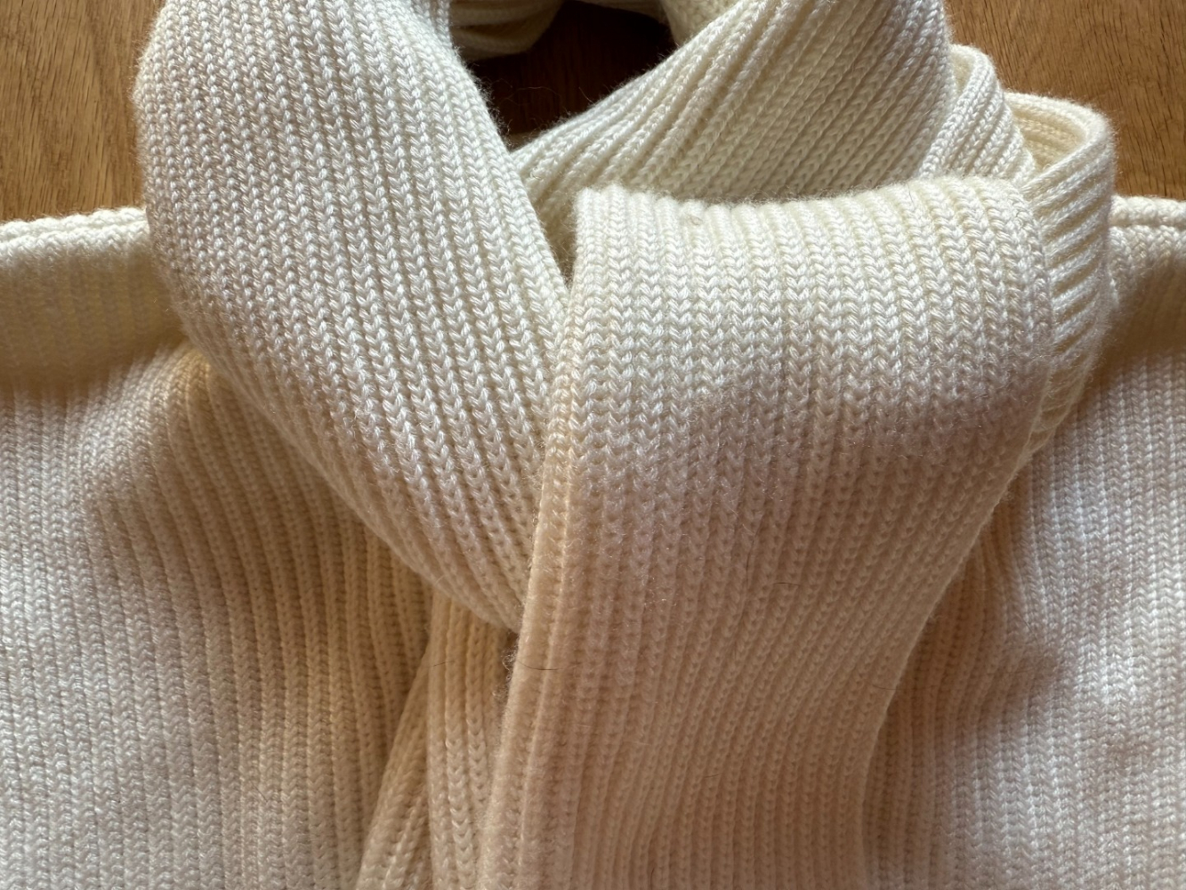 Anna October Magnifique pull-over à cravate