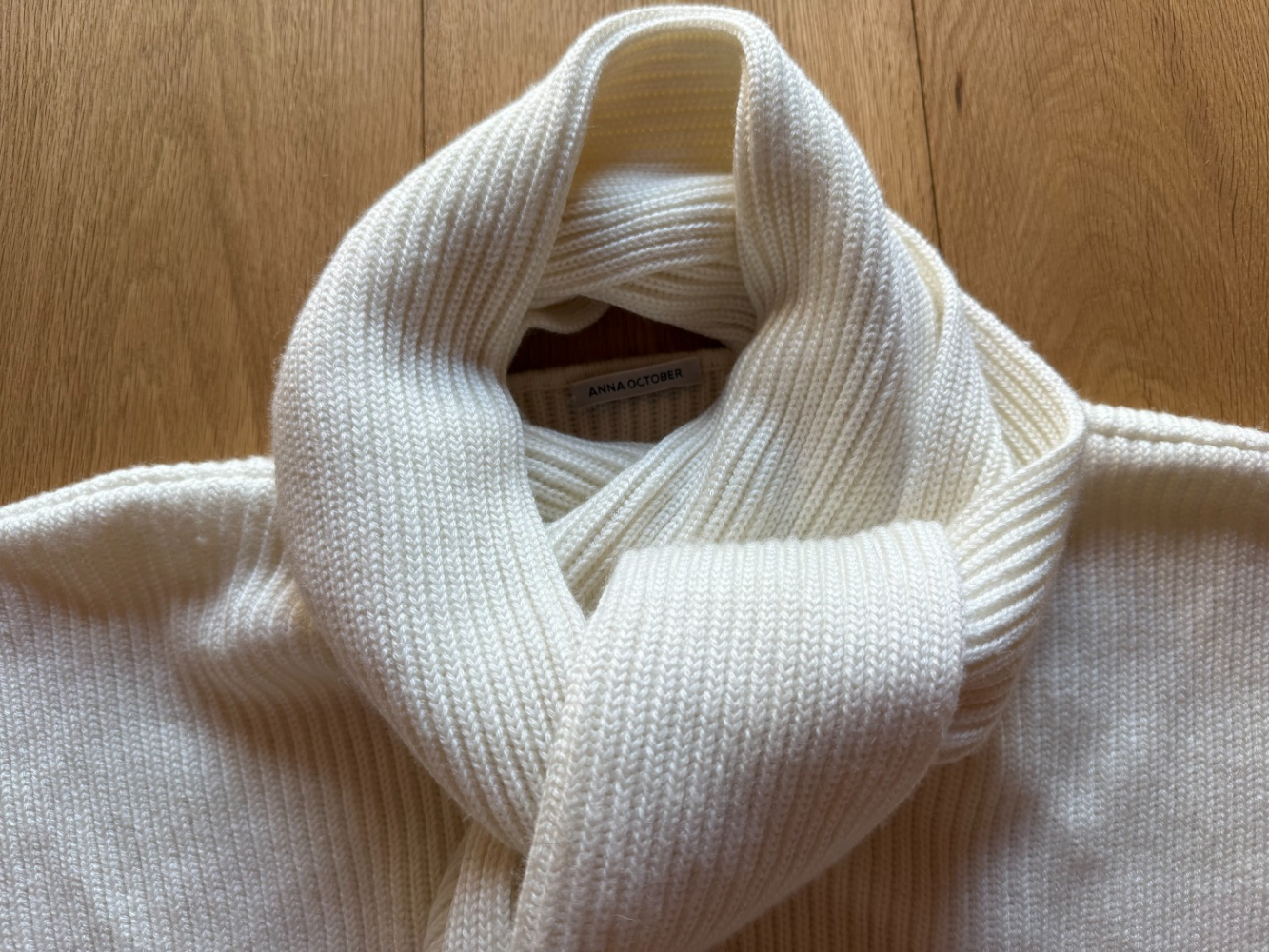 Anna October Magnifique pull-over à cravate