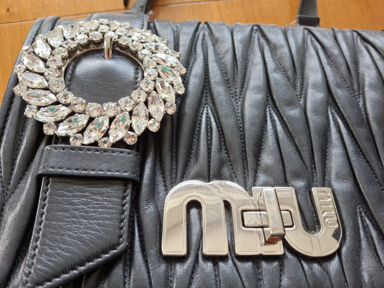 Miu Miu Sac à boucles en matelasse et cristal