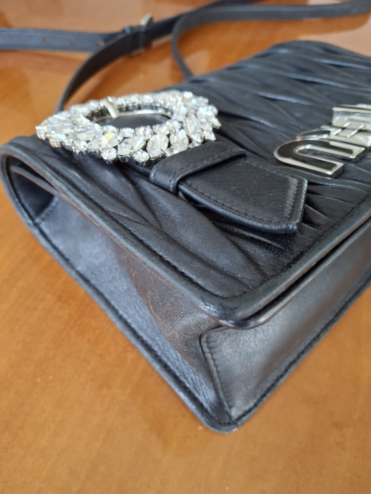 Miu Miu Sac à boucles en matelasse et cristal