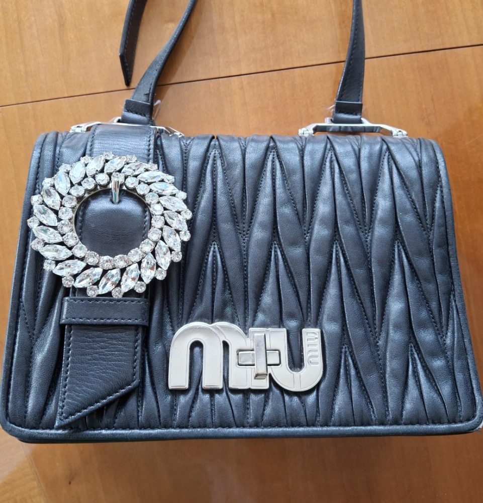 Miu Miu Sac à boucles en matelasse et cristal