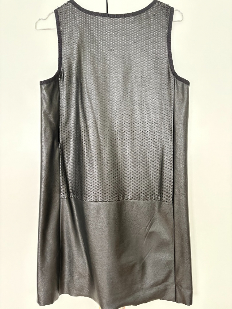 LIUJO Schwarzes, kurzes Kleid aus Kunstleder