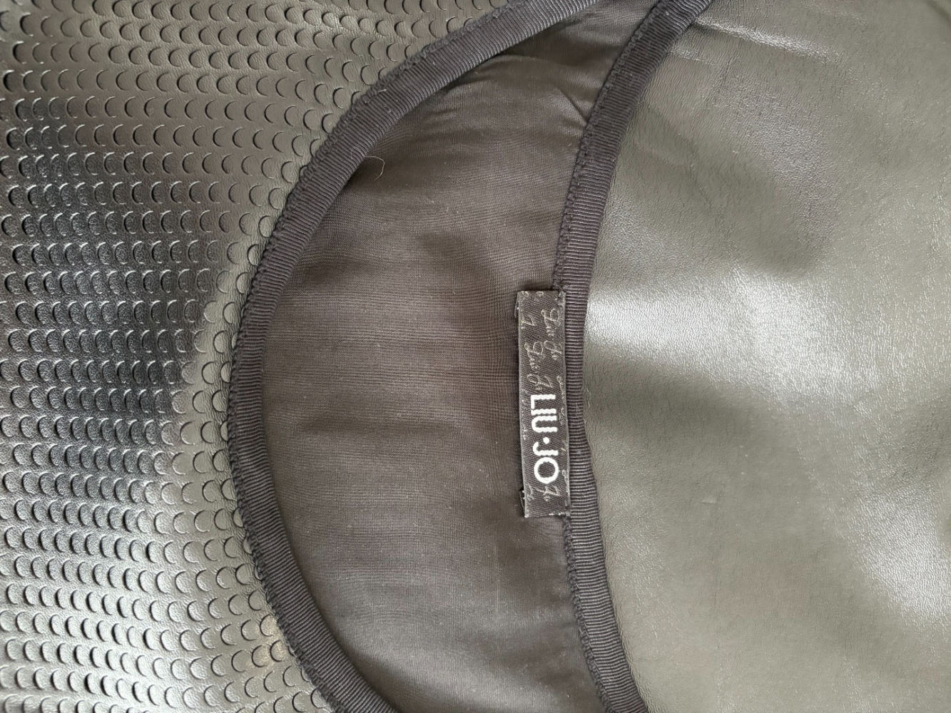 LIUJO Schwarzes, kurzes Kleid aus Kunstleder