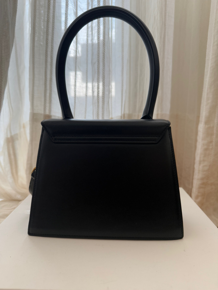 Jacquemus Le Chiquito Moyen sac à main en cuir lisse