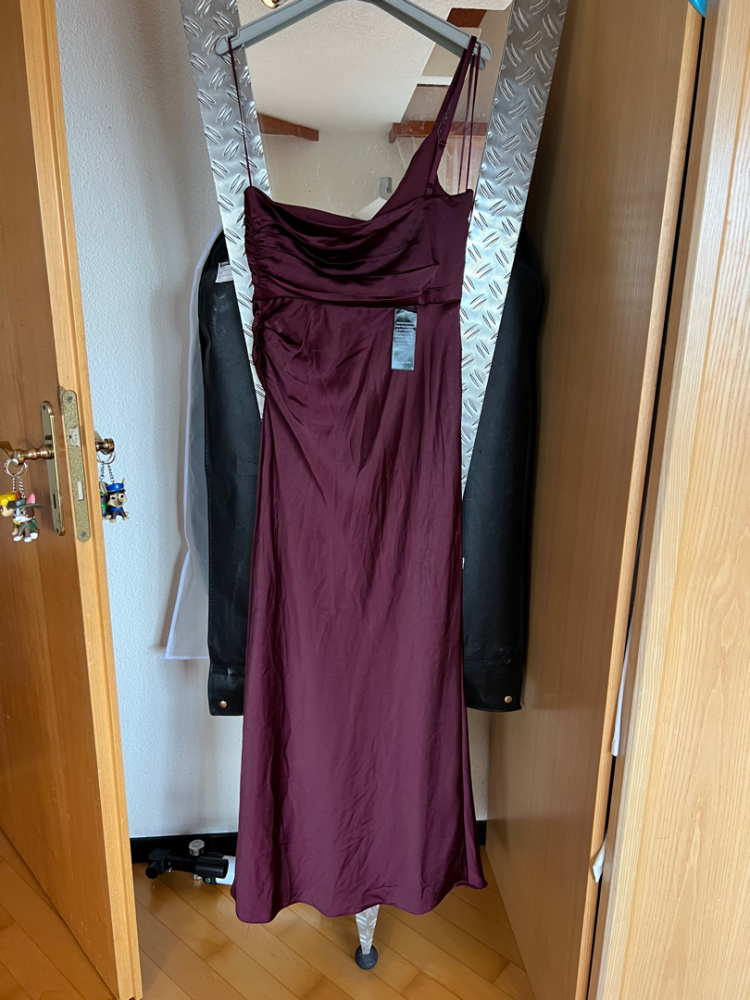 Forever New Kelly Maxikleid aus Satin mit einer Schulter