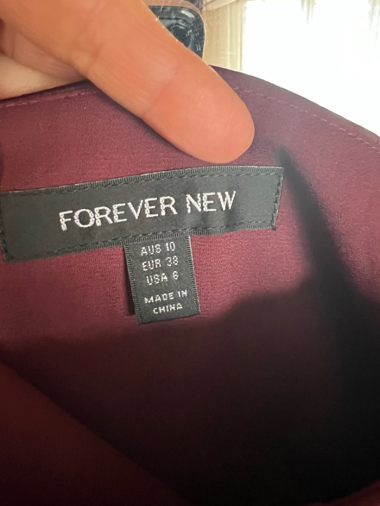 Forever New Kelly Maxikleid aus Satin mit einer Schulter