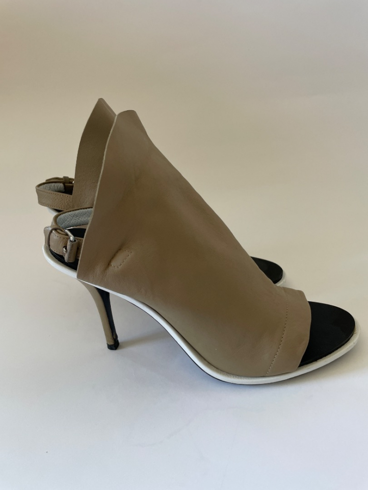 Balenciaga Taupefarbene hochhackige Sandalen