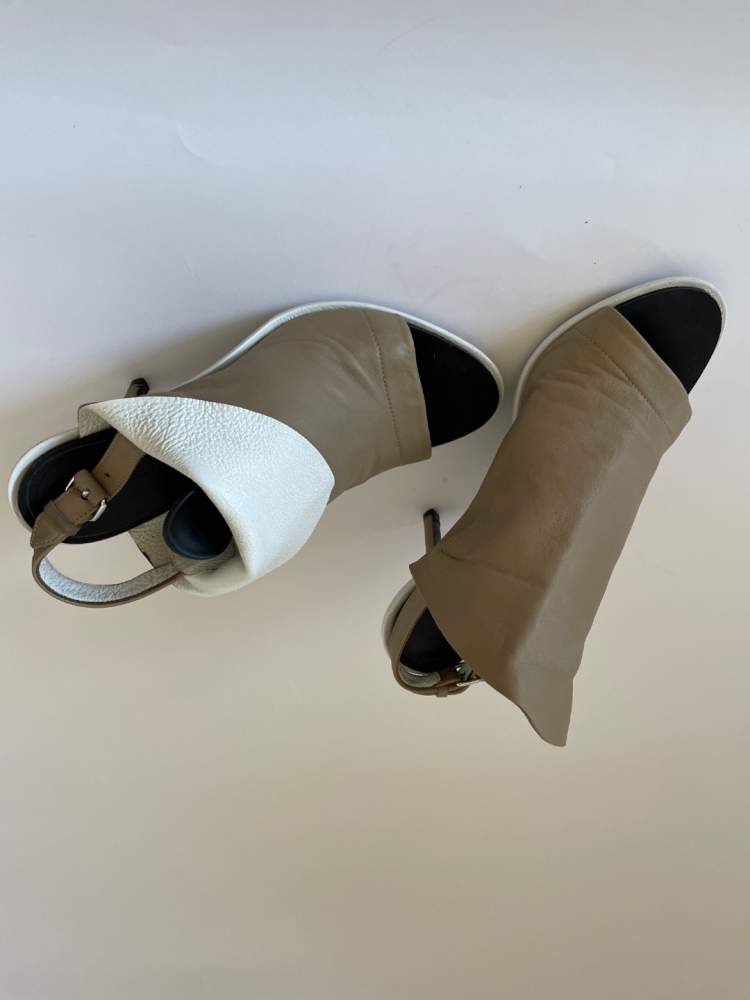 Balenciaga Taupefarbene hochhackige Sandalen