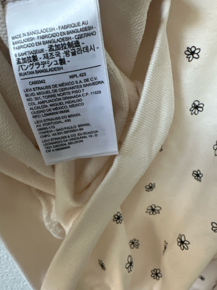 Levi's Beigefarbenes Sweatshirt mit kleinen schwarzen Blumen