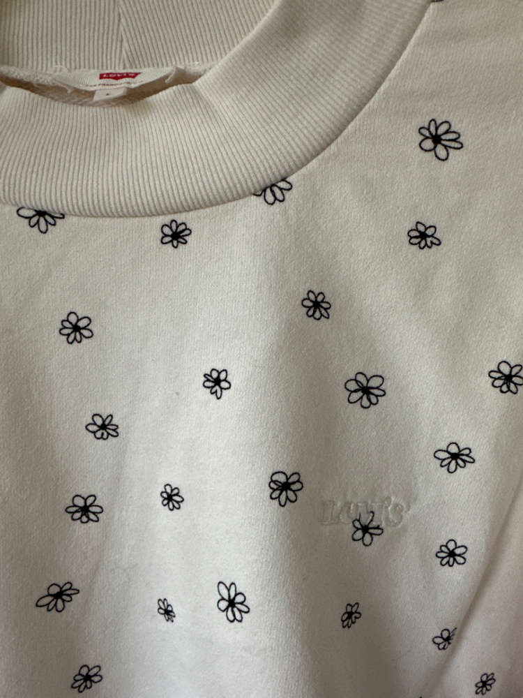 Levi's Beigefarbenes Sweatshirt mit kleinen schwarzen Blumen