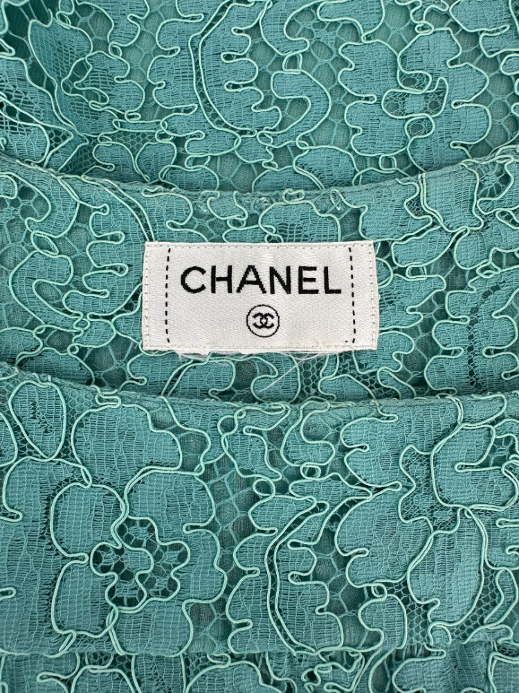 Chanel Türkisfarbenes 3D-Spitzen-Tanktop mit CC-Knopf