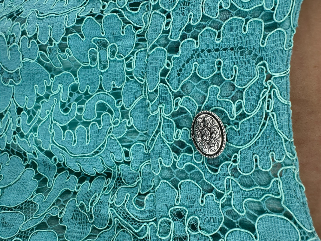 Chanel Türkisfarbenes 3D-Spitzen-Tanktop mit CC-Knopf