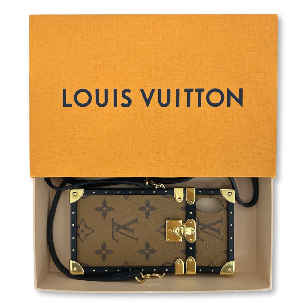 Louis Vuitton handytasche mit Monogramm im Kofferraum