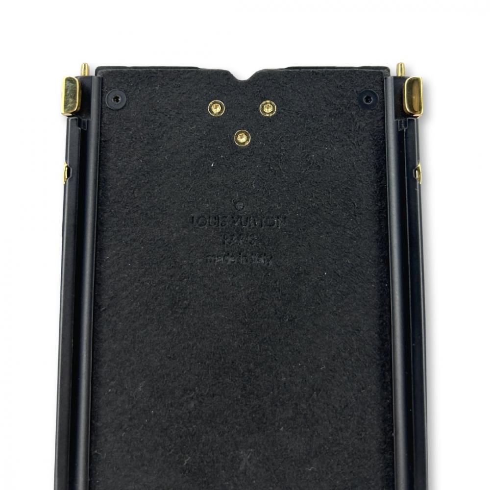 Louis Vuitton handytasche mit Monogramm im Kofferraum