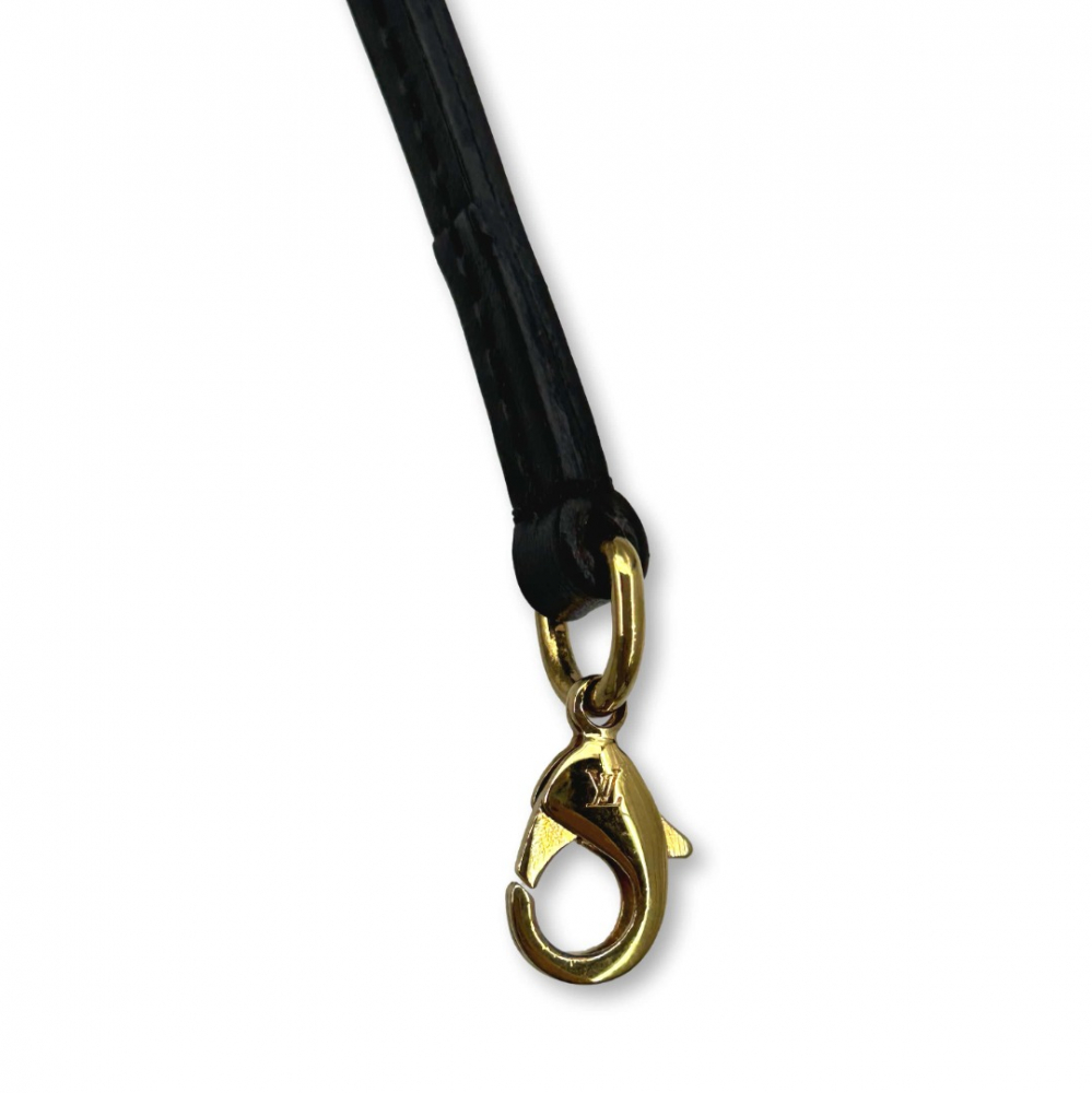 Louis Vuitton handytasche mit Monogramm im Kofferraum