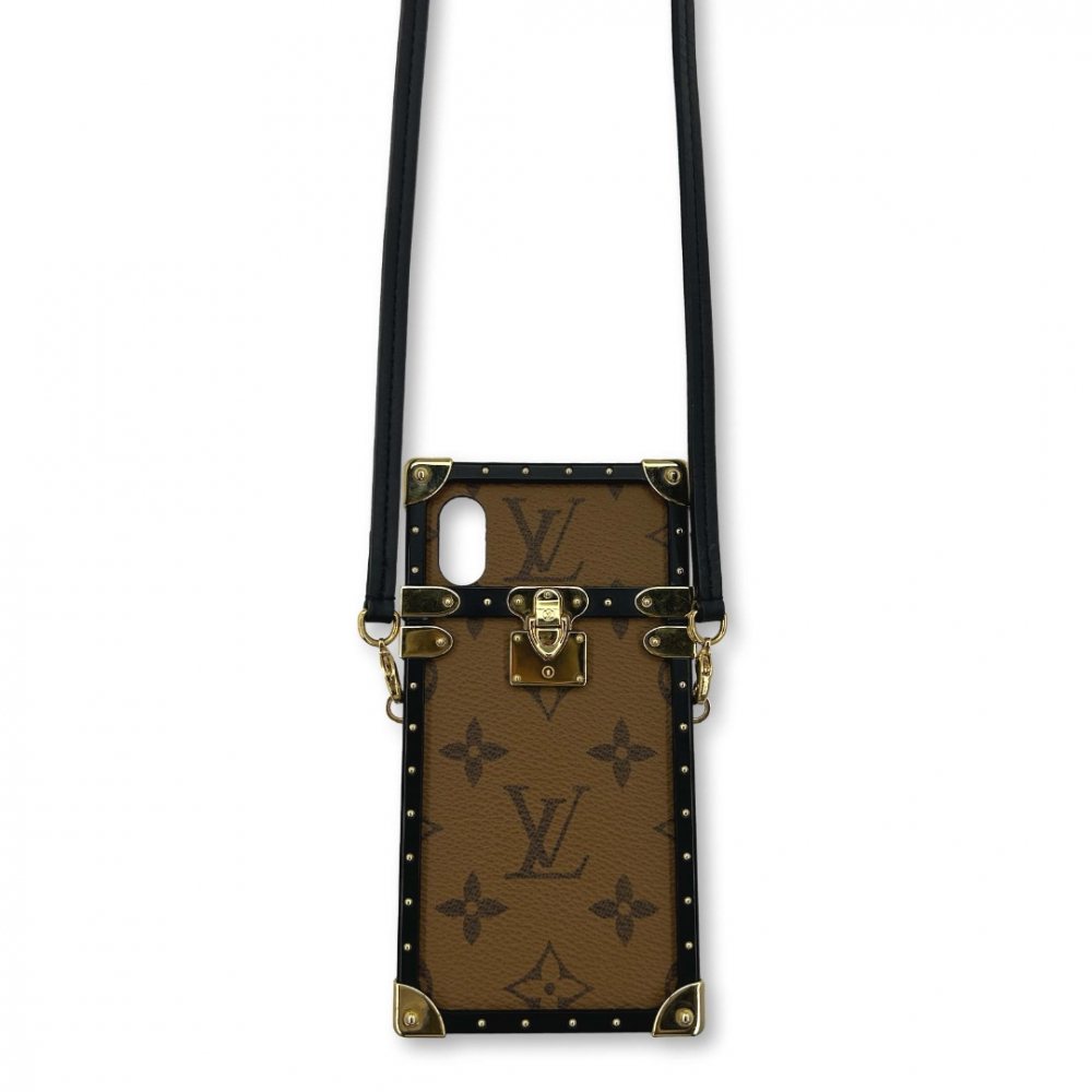 Louis Vuitton handytasche mit Monogramm im Kofferraum