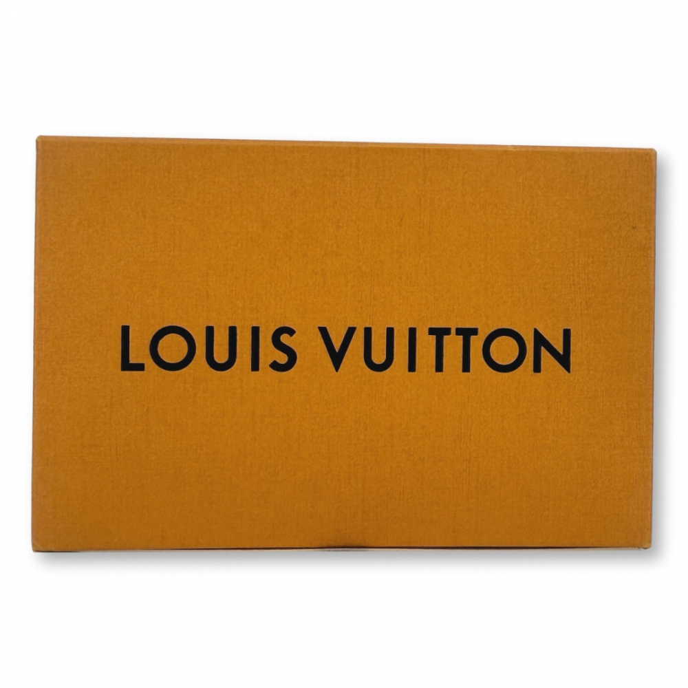 Louis Vuitton handytasche mit Monogramm im Kofferraum