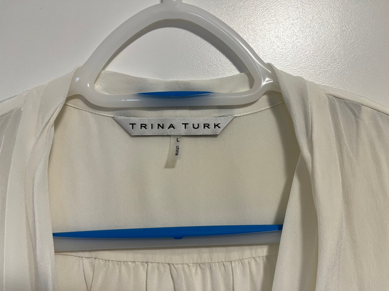 Trina Turk Ärmelloses drapiertes Seidentop