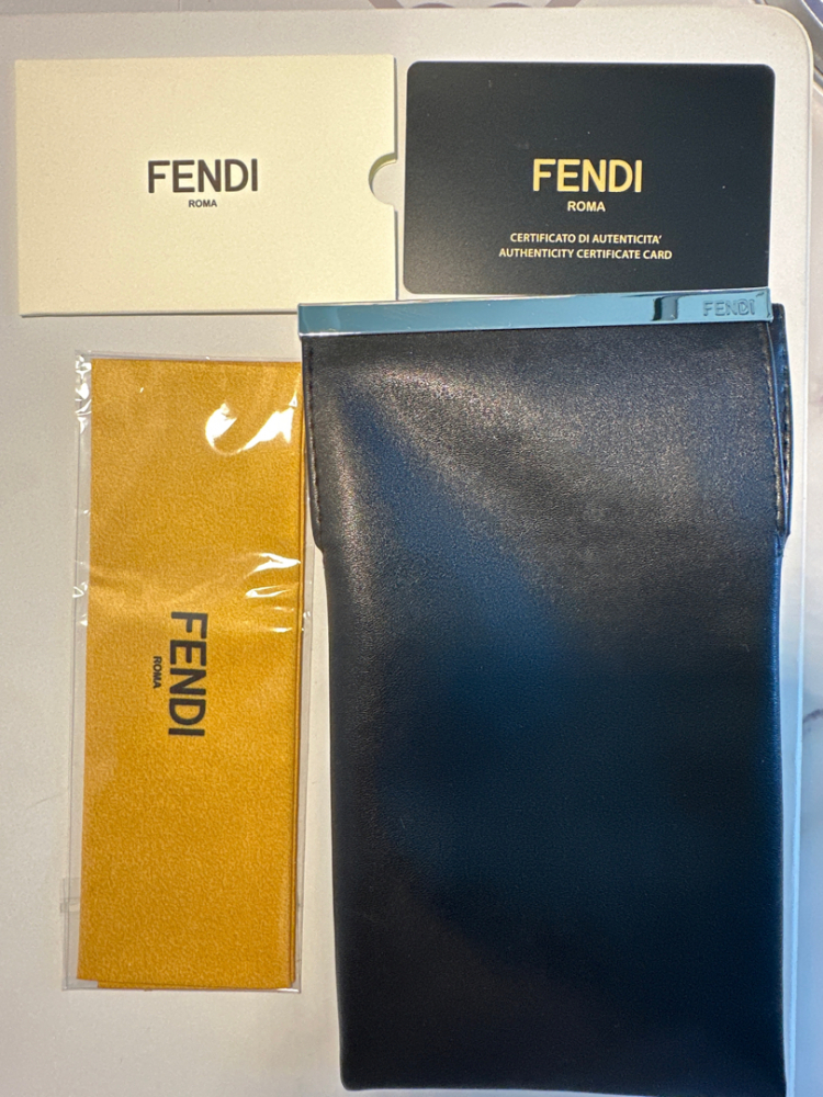 Fendi Klarer und silberner Rahmen für Korrektionsbrillen