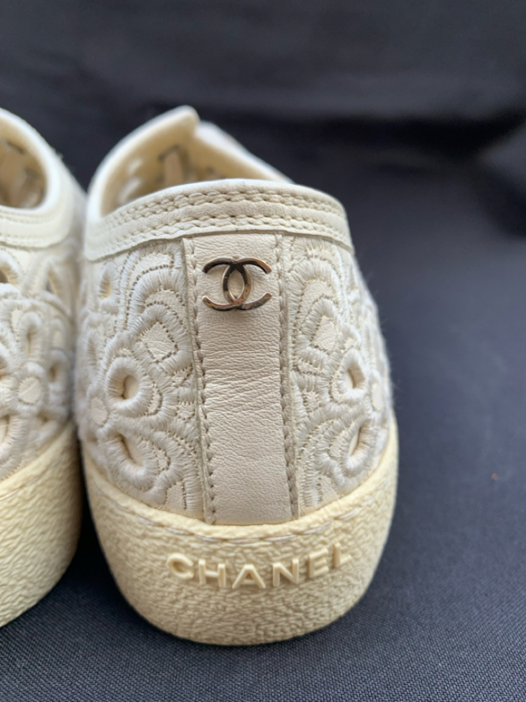 Chanel Sneakers mit Spitze