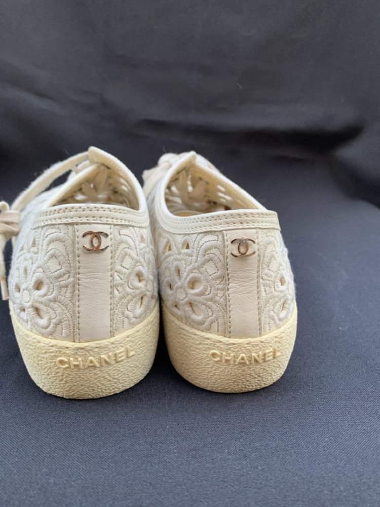 Chanel Sneakers mit Spitze