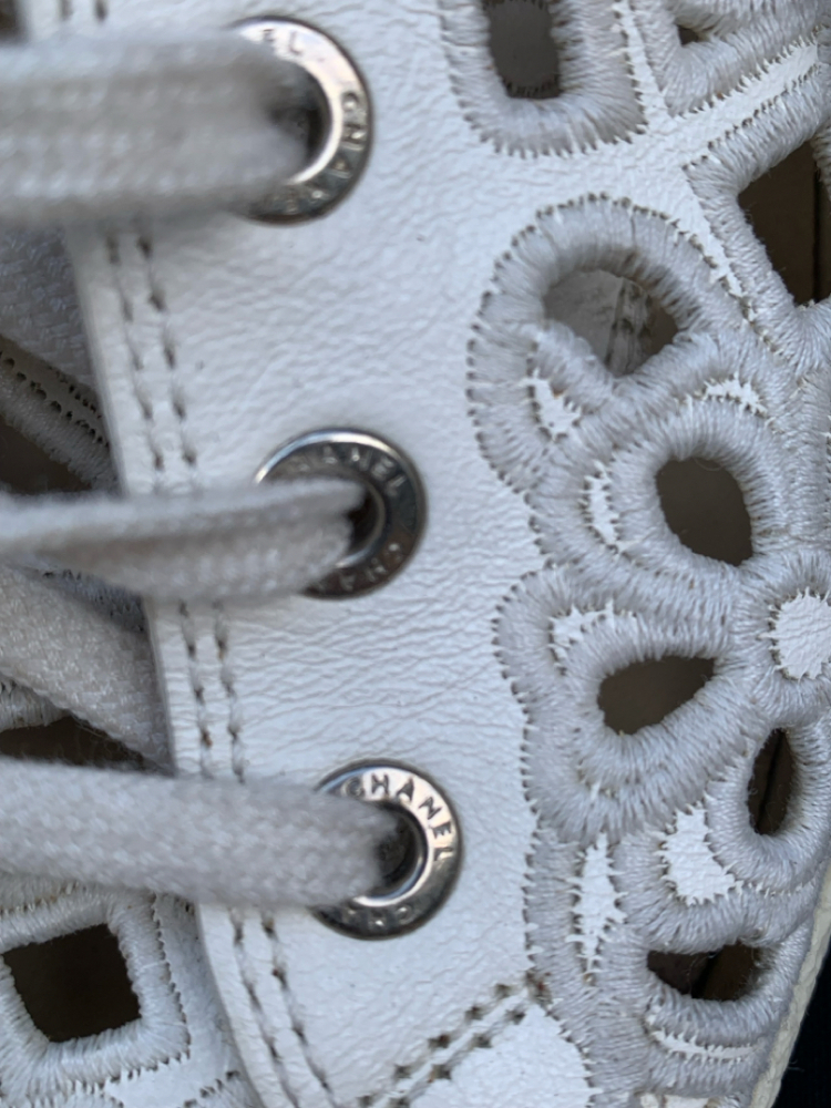 Chanel Sneakers mit Spitze