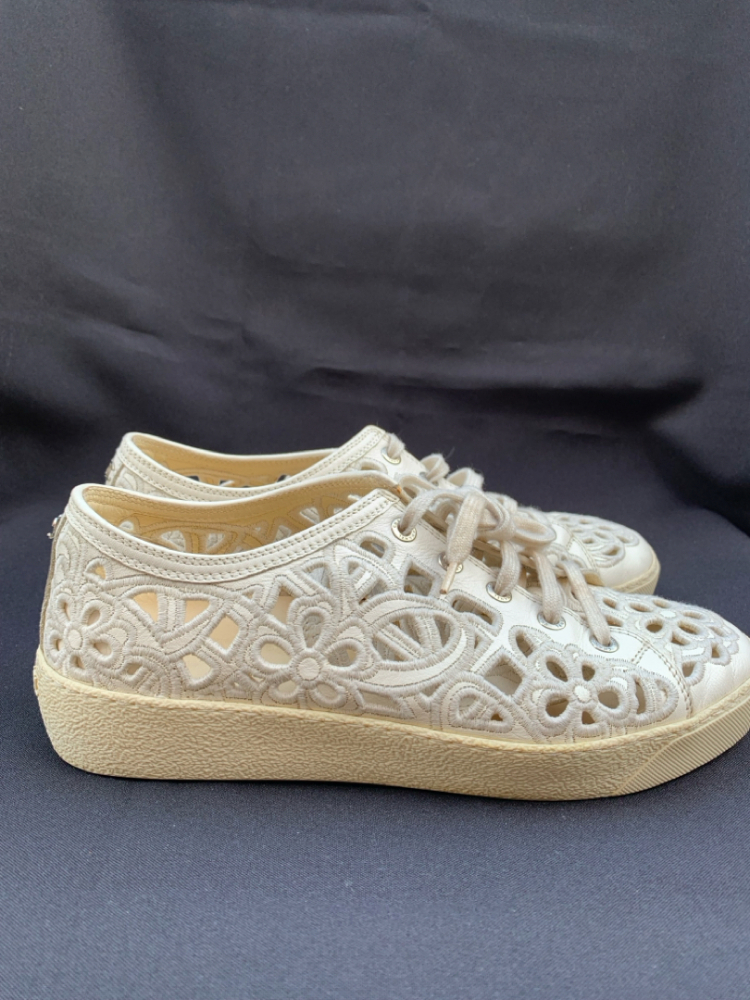 Chanel Sneakers mit Spitze
