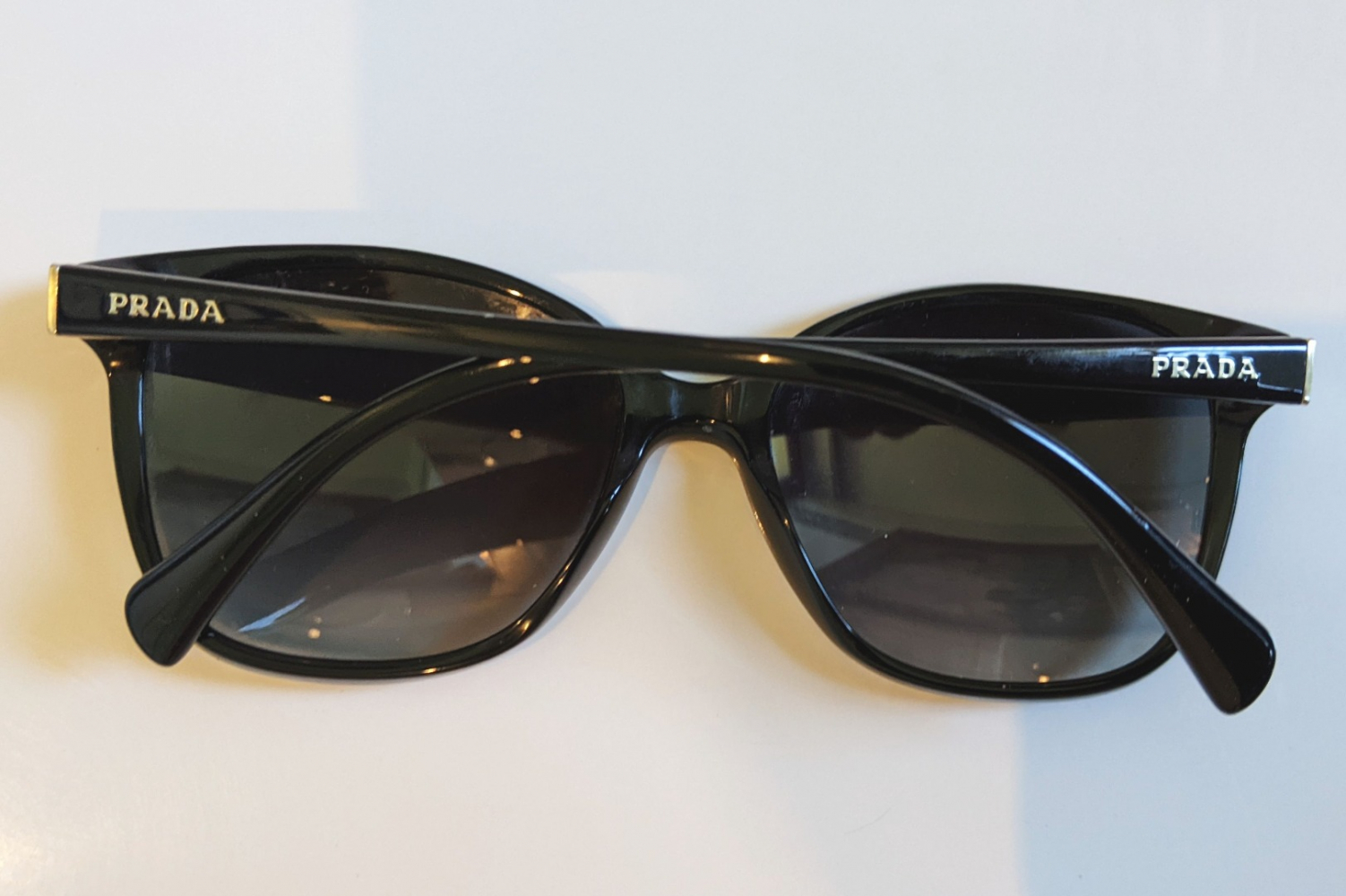 Prada Elégantes et légères lunettes de soleil