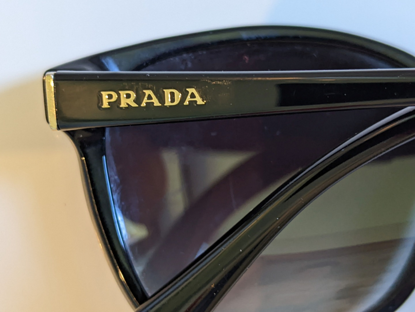 Prada Elégantes et légères lunettes de soleil