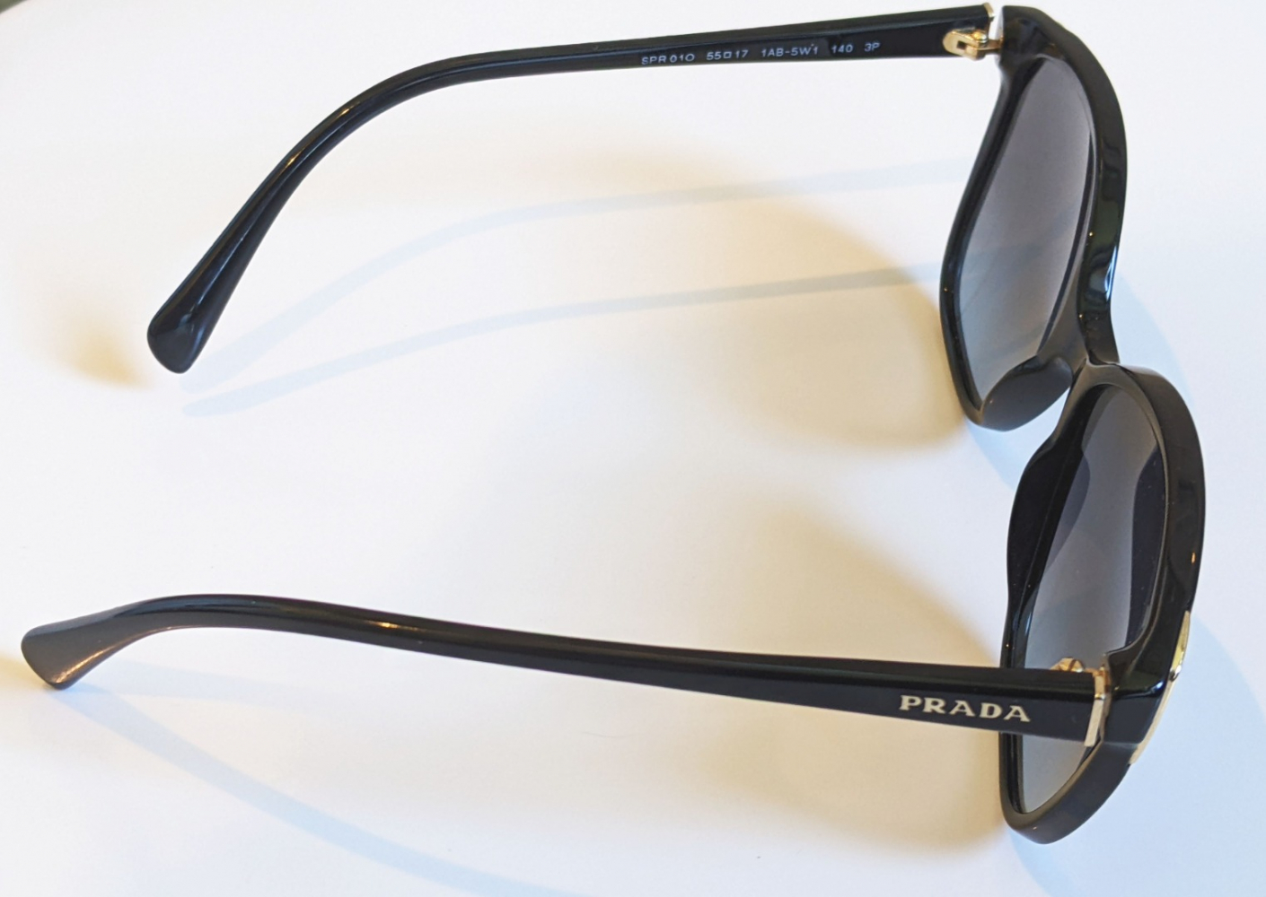 Prada Elégantes et légères lunettes de soleil