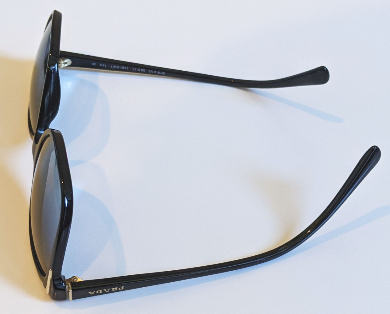 Prada Elégantes et légères lunettes de soleil