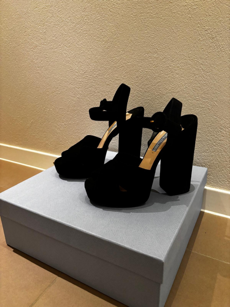 Prada Schuhe mit hohen Absätzen