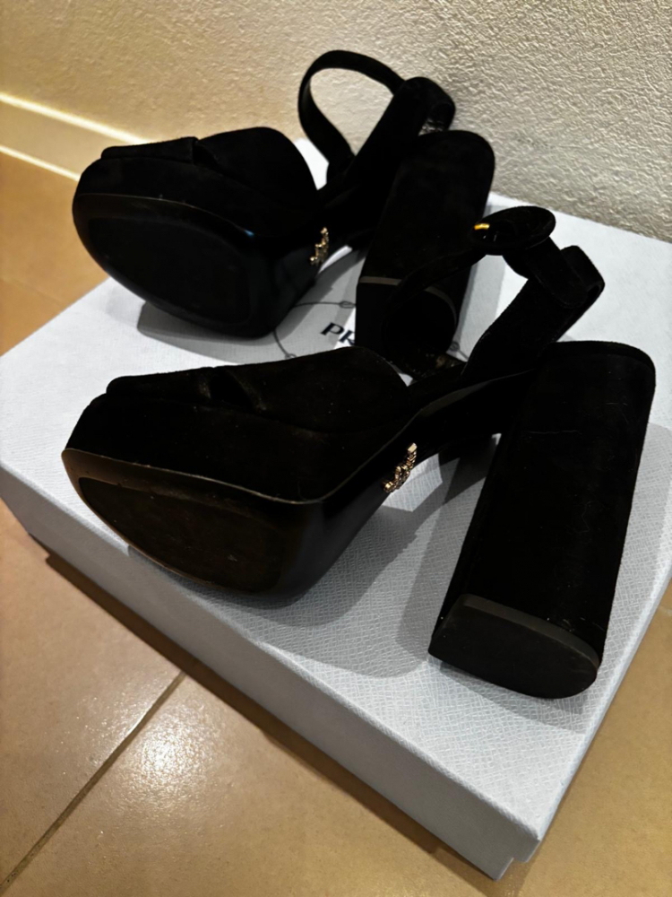 Prada Schuhe mit hohen Absätzen