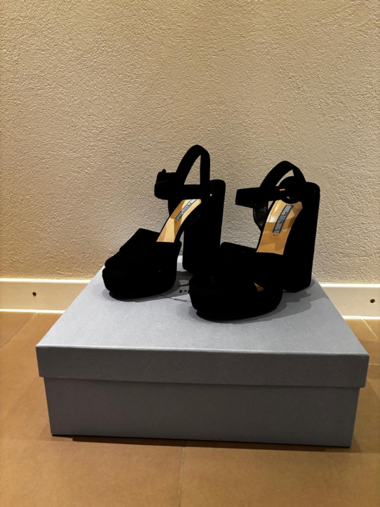 Prada Schuhe mit hohen Absätzen